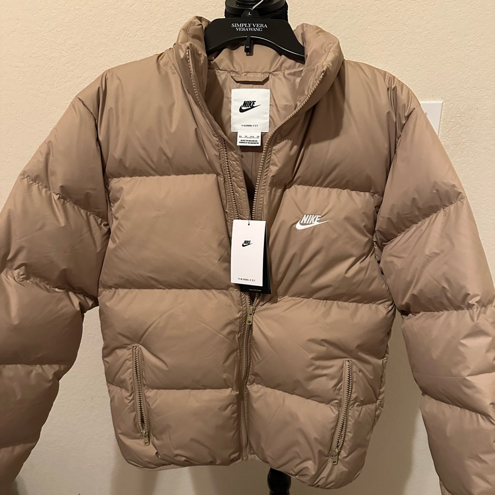 Nike Sportswear Club Men's/Women Therma-FIT Down Puffer Jacket Taupe.Size XS NWT - Picture 14 of 15